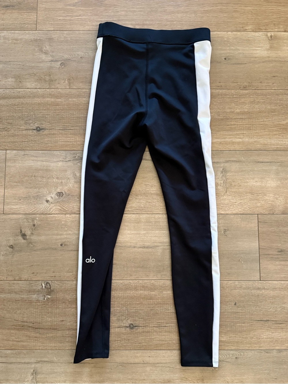 ALO Yoga Women’s Black Leggings with White Side Panels